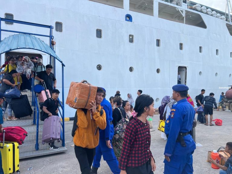 Beri Rasa Aman, Sat Polairud Kawal Ribuan Penumpang KM Kelud
