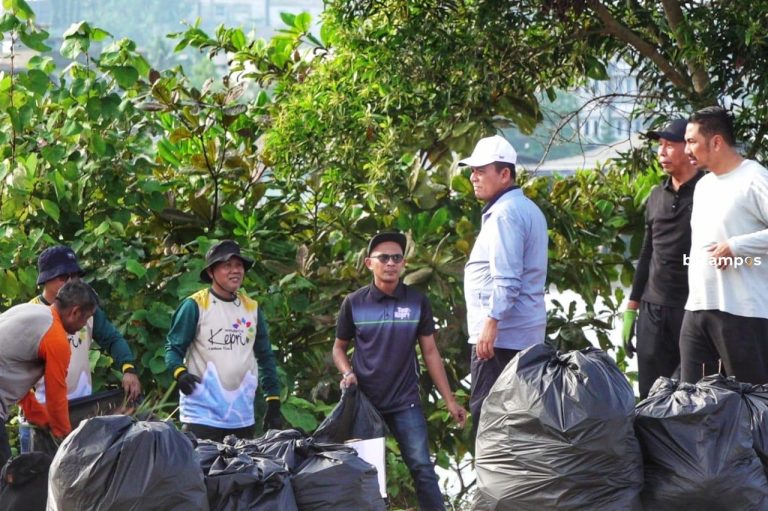 Gerakan Kamis Goro, Gubernur Ansar Pimpin Aksi Bersih-Bersih Kawasan Tepi Laut Tanjungpinang