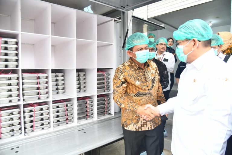 Gubernur Ansar Dampingi Mendag RI Budi Santoso Tinjau Siswa Penerima Manfaat MBG di Batam