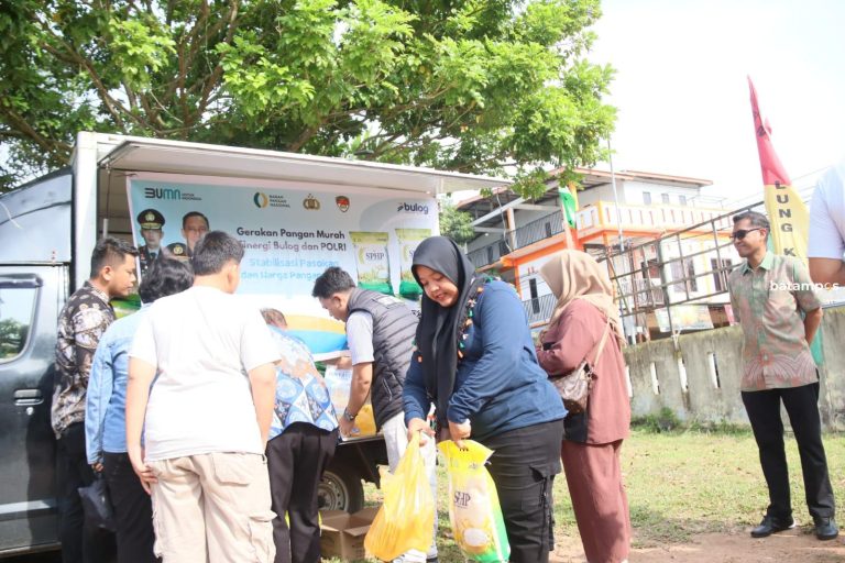 Jaga Stabilitas Harga Pangan, Polda Kepri dan Bulog Gelar Operasi Pasar di Sagulung