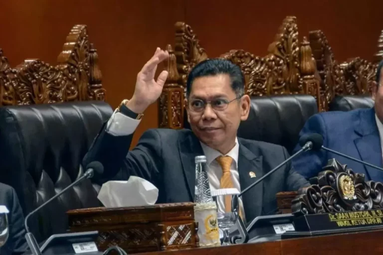 Usai Bilang Gaji DPR Tak Naik dan Hitungan Ngawur soal Kos, Kini Jam Tangan Mewah Adies Kadir Jadi Sorotan