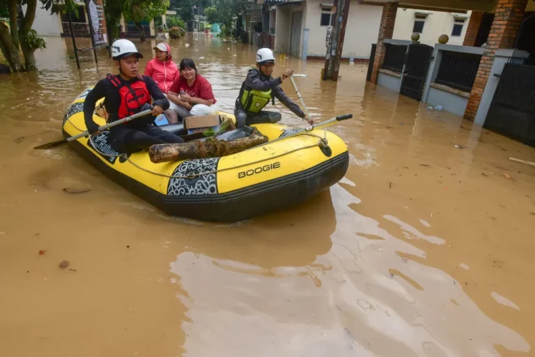 BMKG Peringatkan Cuaca Ekstrem! Ini Daftar Wilayah Hujan Lebat hingga 16 Agustus 2025