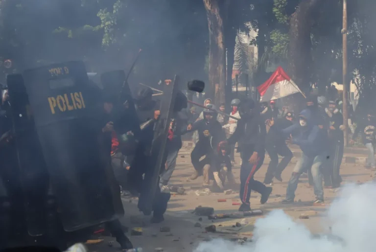 Massa Aksi di Markas Satuan Brimob Polda Metro Jaya Masih Bertahan