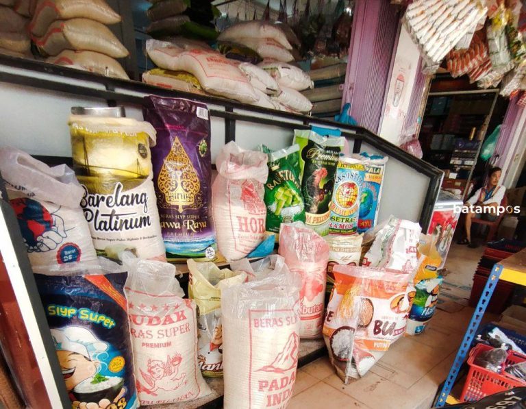 Harga Sembako di Pasar Victoria Stabil, Kenaikan Beras Jadi Sorotan