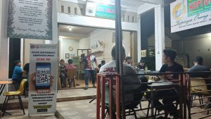 Bawaslu Lingga Sosialisasi JDIH Lewat X-Banner di Kedai Kopi dan Pelabuhan