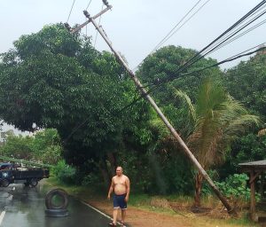 Tiang Listrik Nyaris Tumbang Diterpa Angin Kencang di Tanjunguban, Listrik Sempat Padam