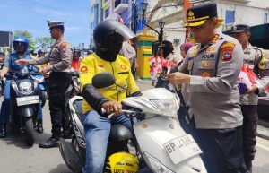 Polisi Tanjungpinang Bagikan Atribut Merah Putih Sambut HUT ke-80 RI