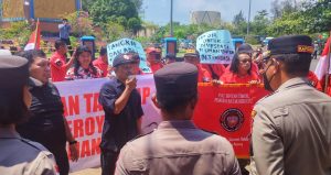 Massa Geruduk Polsek Bintan Timur Desak Polisi Tuntaskan Kasus Penganiayaan