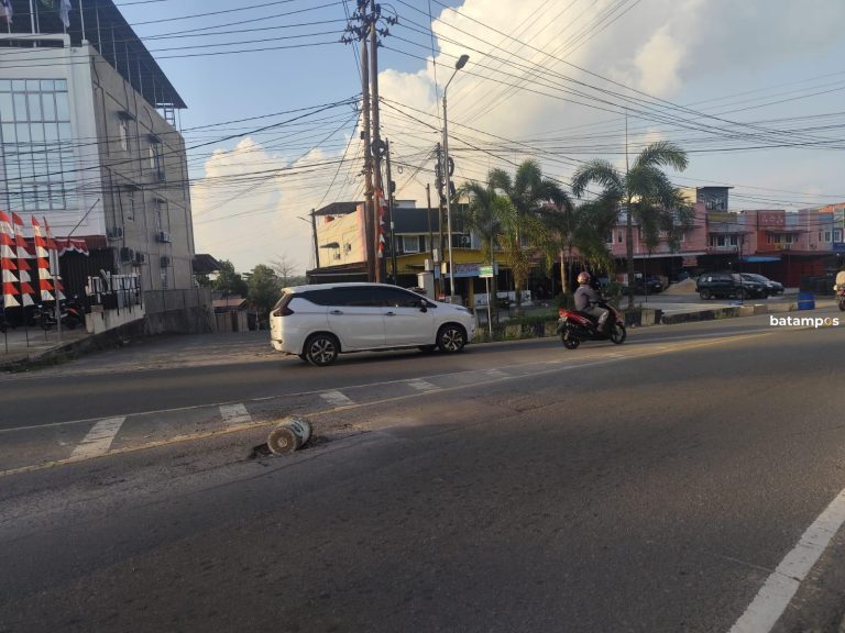 Jalan Raja Haji Fisabilillah Tanjungpinang Berlubang, Hanya Ditandai Ember Bekas