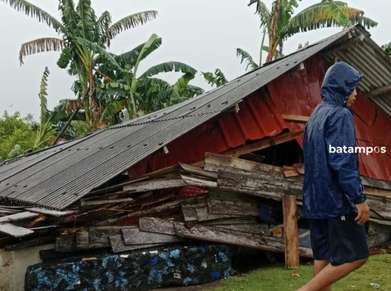 Ruko dan Rumah Warga di Bintan Porak Poranda Diterjang Angin Kencang
