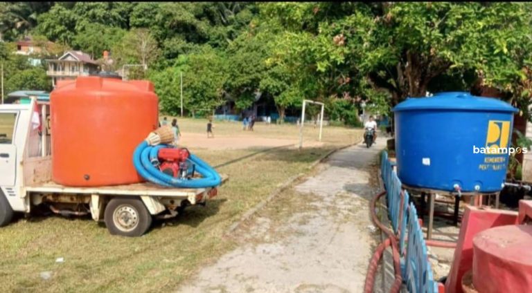 Krisis Air Bersih di Siantan, Damkar Anambas Siapkan 2 Ton Air untuk Warga