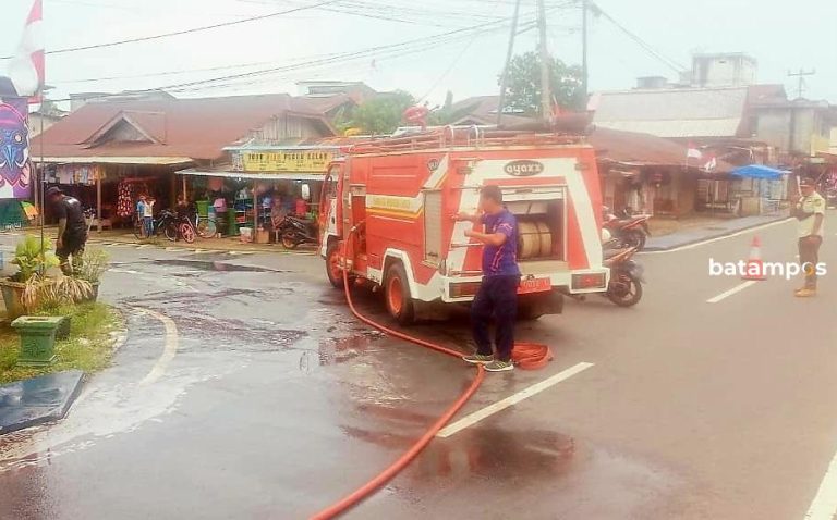 Empat Pemotor Terjatuh di Jalan Pasar Dabo, Diduga Akibat Tumpahan Solar