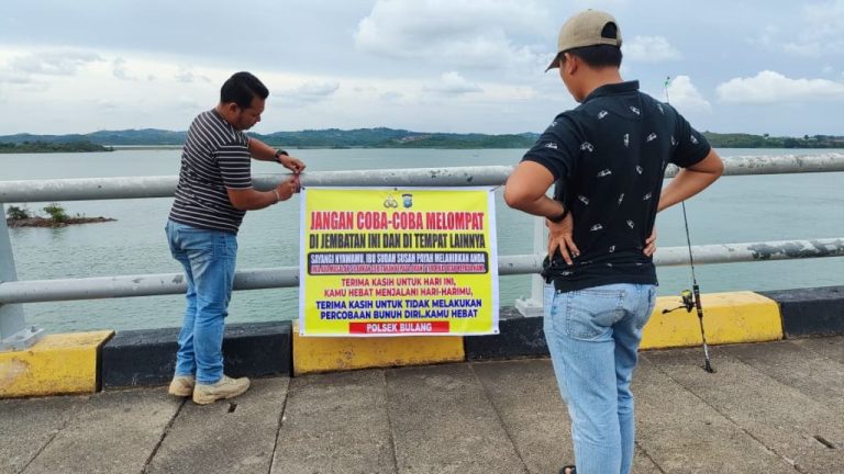 Cegah Aksi Bunuh Diri, Polsek Bulang Pasang Spanduk Himbauan di Jembatan Barelang