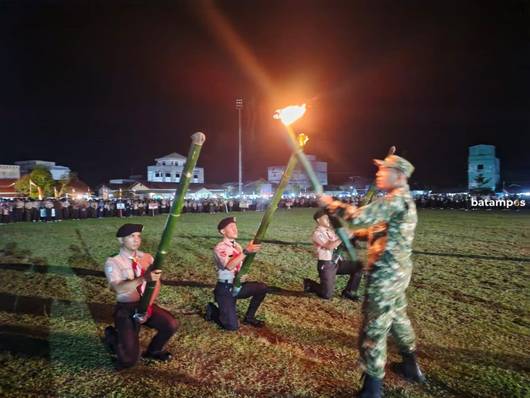 Ribuan Obor Pelajar Terangi Malam Pawai HUT ke-80 RI di Dabo