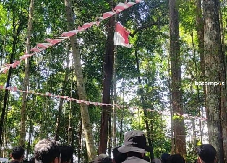 Penggiat Alam Kibarkan Bendera Merah Putih di Puncak Gunung Bintan