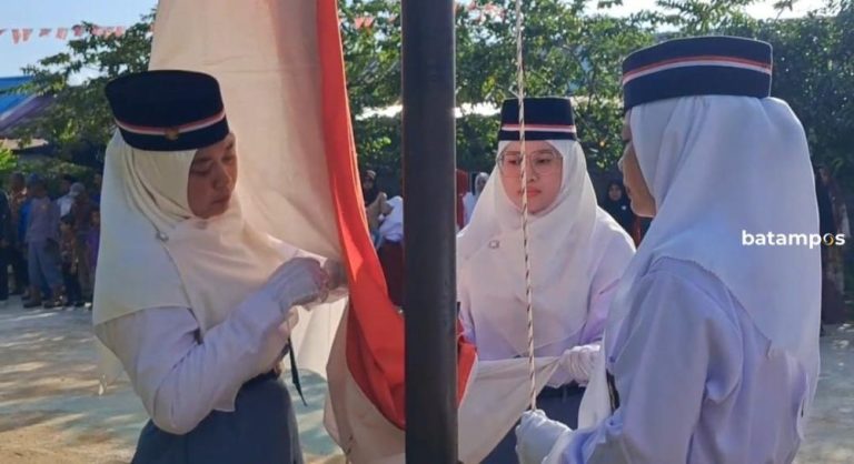 Meriah, Ibu-ibu di Bintan Rayakan HUT RI dengan Gaya Anak Sekolah