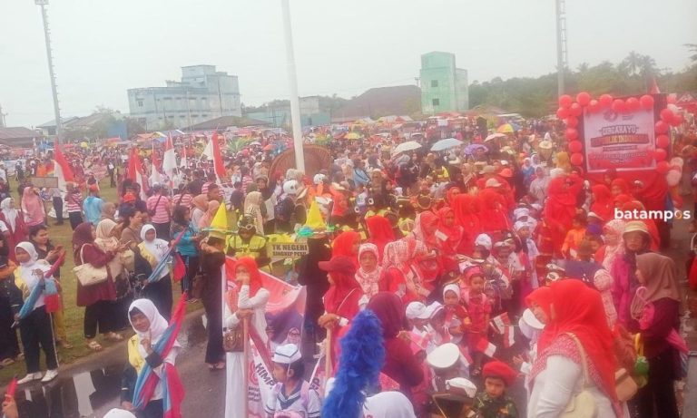 Hujan Tak Surutkan Ribuan Warga Dabo Singkep Meriahkan Pawai Pembangunan
