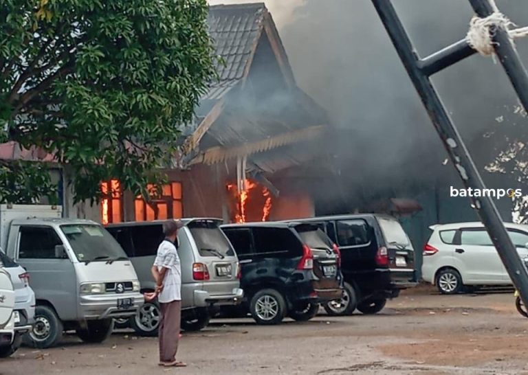 Bangunan Bekas Ruang Tunggu Pelabuhan ASDP Tanjunguban Ludes Terbakar