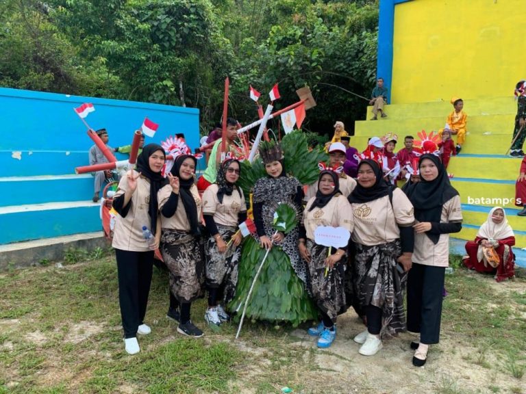 Pesan Cinta Alam dari Gaun Mangrove di Karnaval Kemerdekaan Jemaja Timur