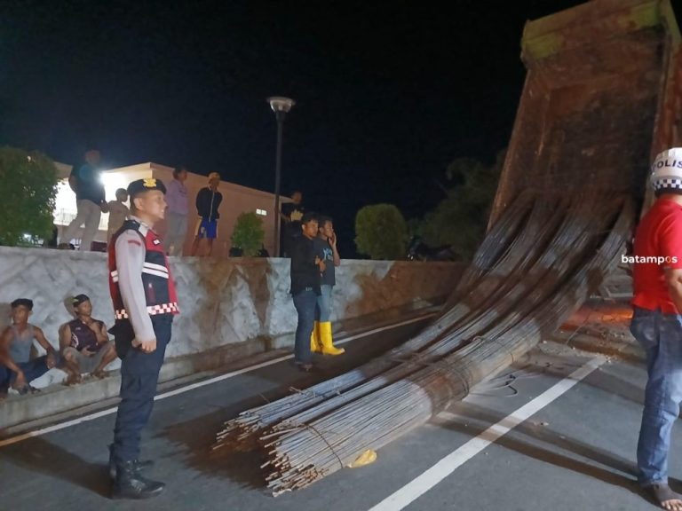 Truk Bermuatan Besi Nyaris Terbalik di Tanjakan Masjid Tarempa