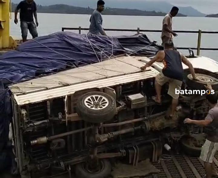 Pickup Kelebihan Muatan Terguling di Roro Lingga, Bawa Mikol