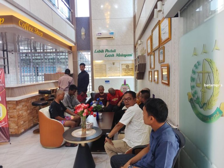 Kejari Tanjungpinang Terima Enam Tersangka Mafia Lahan dan Barang Bukti