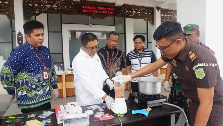 Kejari Bintan Musnahkan Barang Bukti: Sabu Diblender, Ganja Dibakar