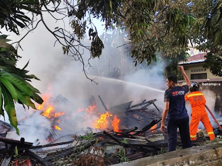 Rumah Kayu di Lorong Bunyu Tanjungpinang Terbakar, 3 Truk Damkar Dikerahkan
