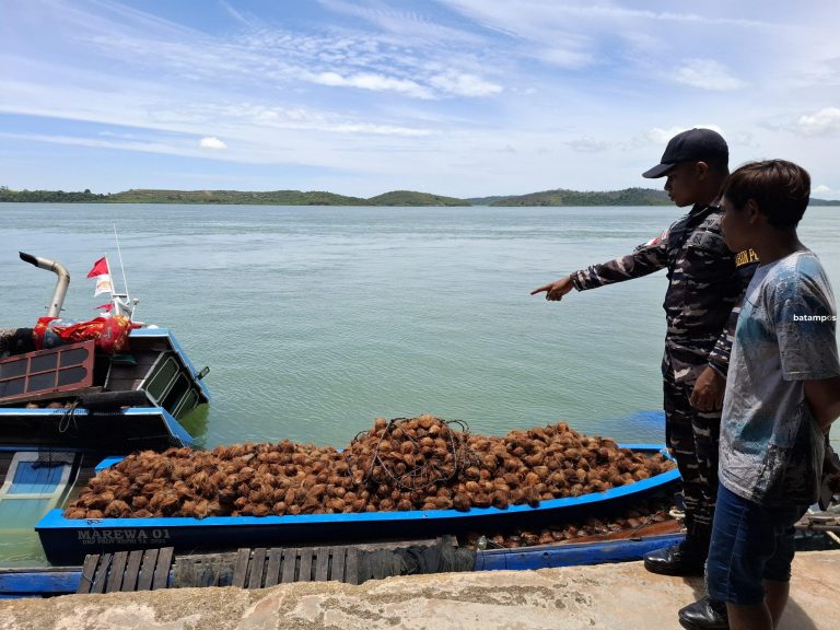 KM Senang Hati 68 Karam di Setokok, 30 Ton Kelapa Hanyut