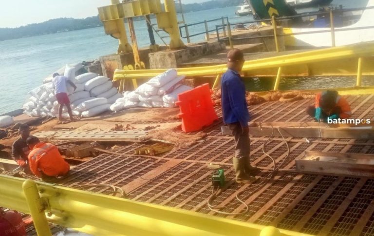 Rusak dan Berlubang, Ramp Door Pelabuhan Roro Jagoh Akhirnya Diperbaiki
