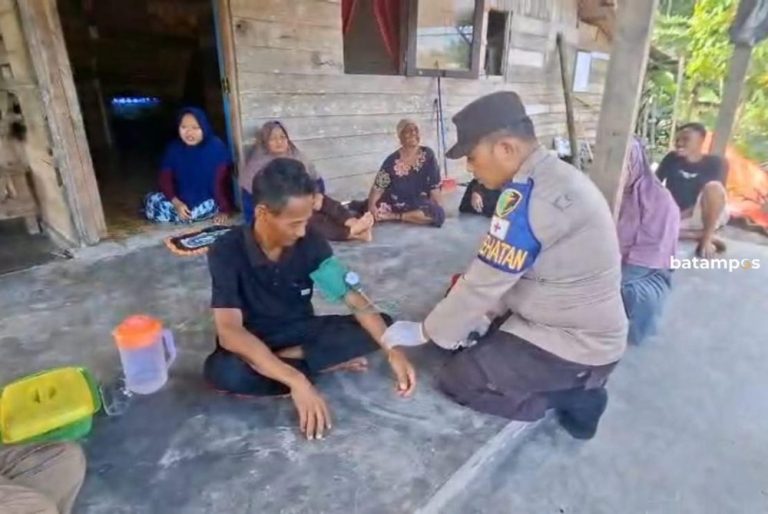 Tim Medis Sisir Rumah Korban Banjir di Dabo Singkep