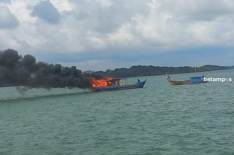 Viral Video Kapal Ikan di Sei Enam Kijang Ludes Dilahap Api