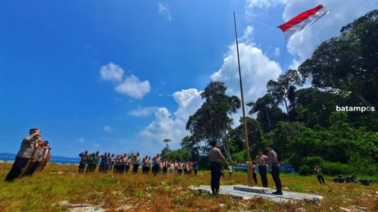 TNI-Polri Kibarkan Merah Putih di Pulau Sentut, Lepas Tukik ke Laut