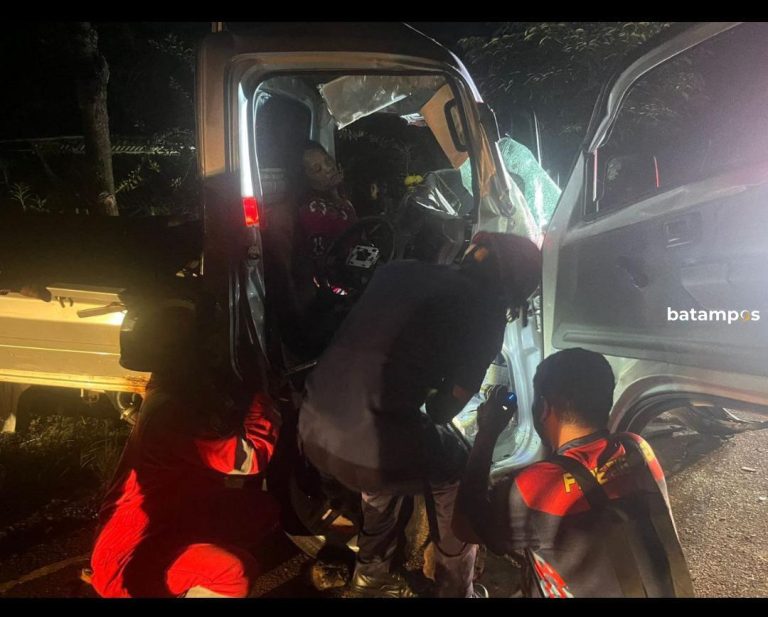 Terjepit Usai Tabrak Pohon, Pasutri Dievakuasi Tengah Malam di Sembulang