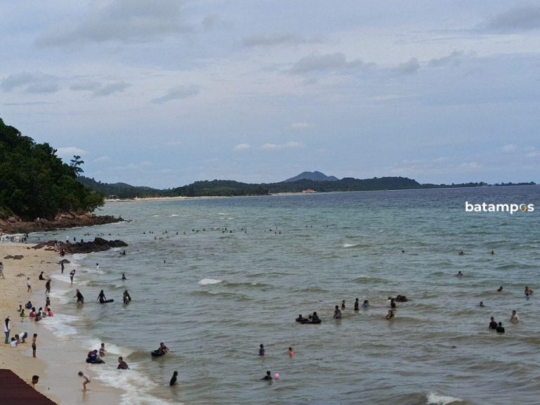 Pantai Barelang Diserbu Wisatawan Saat Libur Kemerdekaan, Polisi Gelar Patroli Rutin