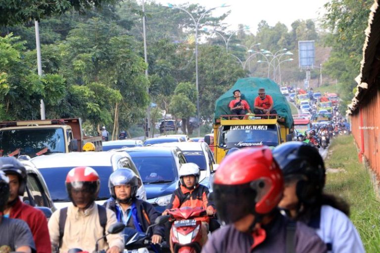 Macet Parah di Jalur Mukakuning–Tembesi, Warga Desak Pelebaran Jalan