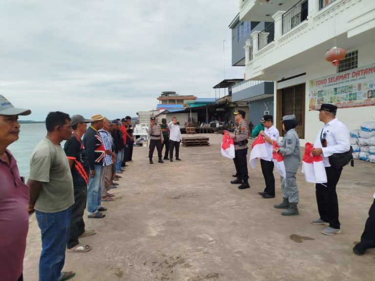 Jelang HUT ke-80 RI, 1.000 Bendera Merah Putih di Nongsa Langsung Habis Dibagikan