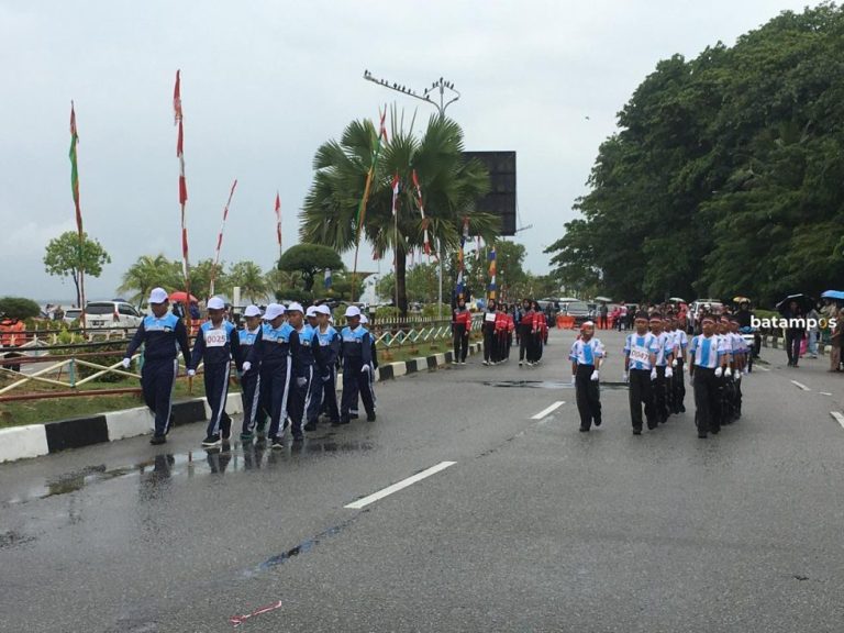 Hujan, Peserta Gerak Jalan di Karimun Tetap Semangat