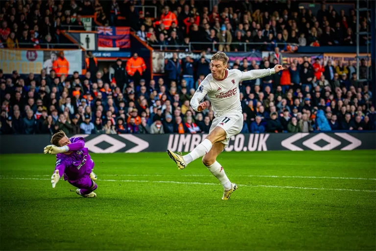 Jadi Penghangat Bangku Cadangan di MU, Rasmus Hojlund Siap Pulang ke Serie A