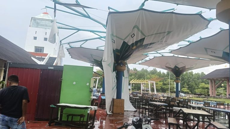 Payung Membran di Hall A Coastal Area Kembali Roboh di Terjang Angin Kencang