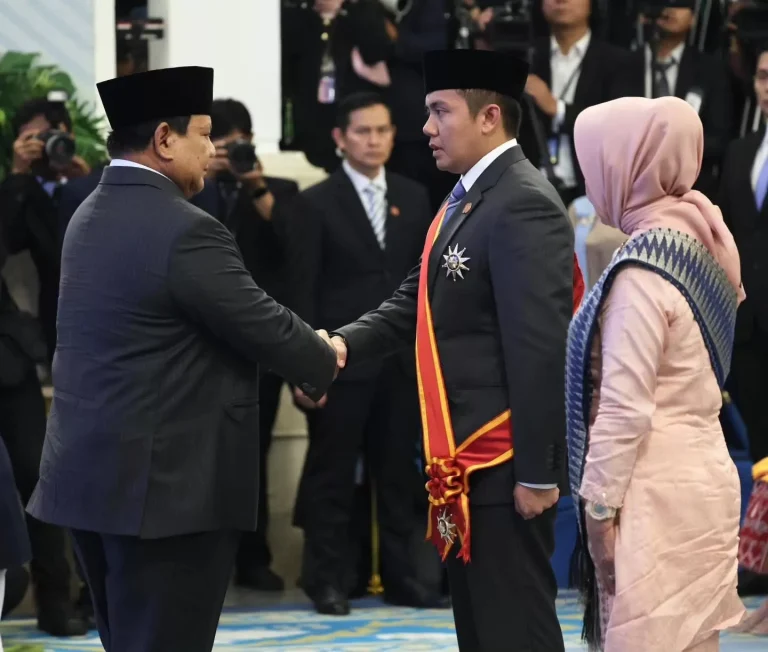 Terima Tanda Kehormatan dari Prabowo, Publik Pertanyakan Jasa Seskab Teddy