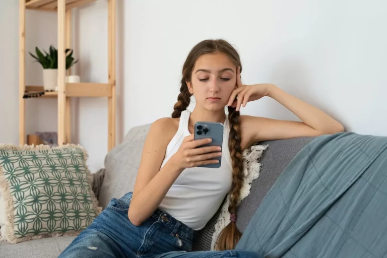 Berdampak pada Kesehatan Mental, Ini Cara Mengatasi Kecanduan Media Sosial Remaja