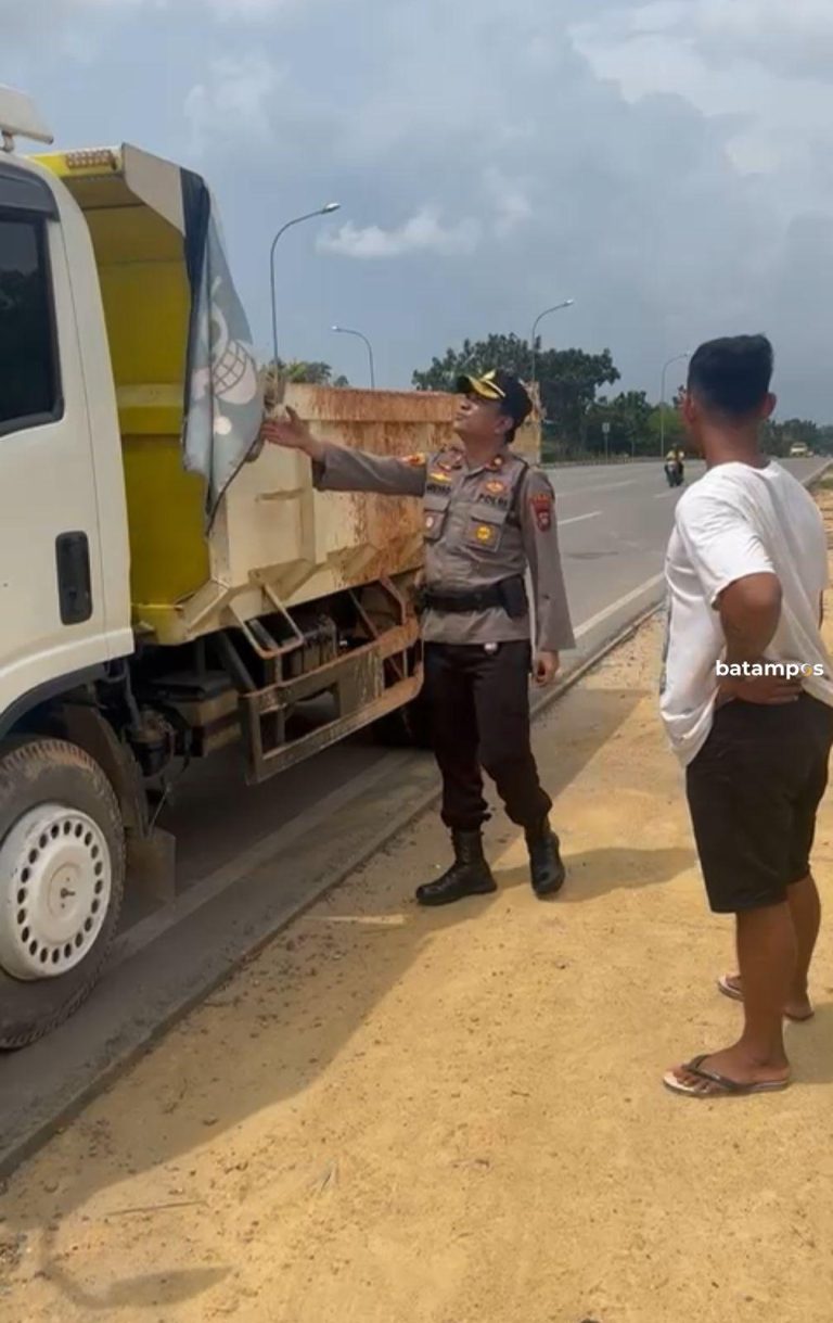 Kapolsek Nongsa Stop Truk, Bendera One Piece Diturunkan, Langsung Diganti Merah Putih