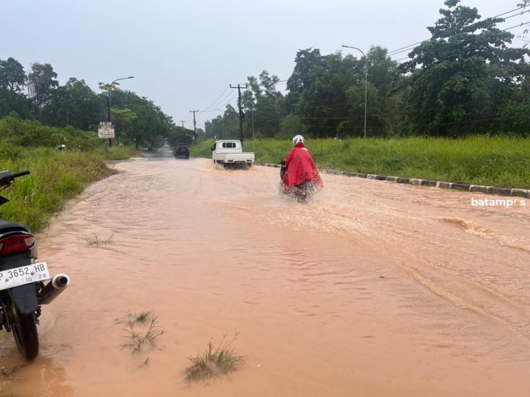 Hujan Lebat, Banjir Rendam Jalan S. Parman Seibeduk
