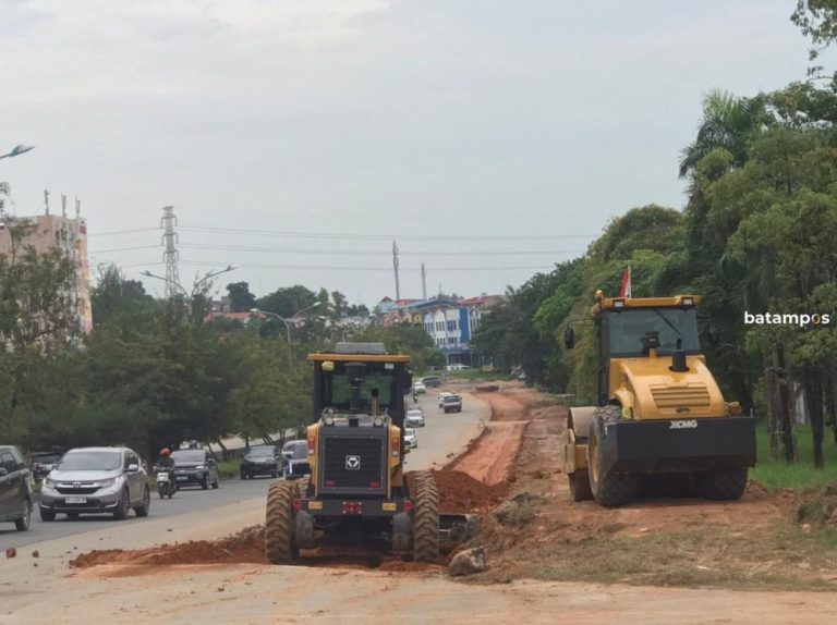 Jalan Laksamana Bintan Dilebarkan, Warga Senang tapi Minta Lampu Jalan Juga Diperbaiki