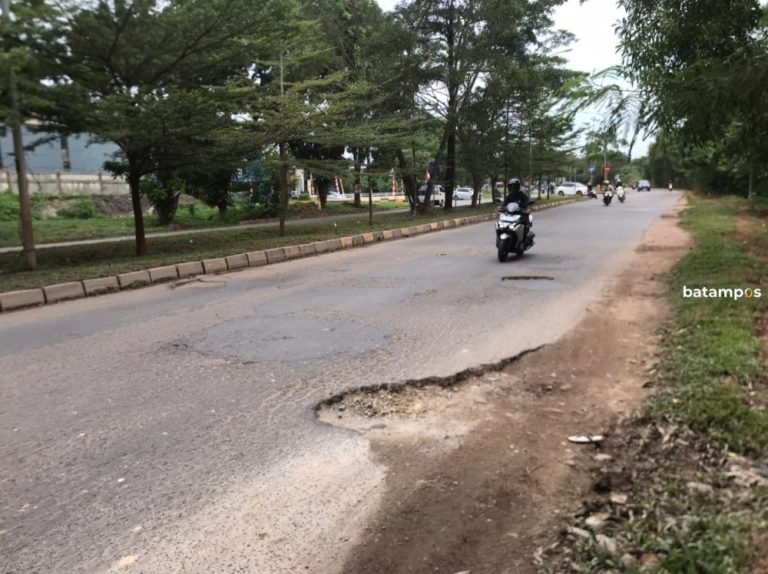 Jalan Raja Isa Batam Kota Berlubang dan Gelap, Pengendara Harus Ekstra Hati-Hati