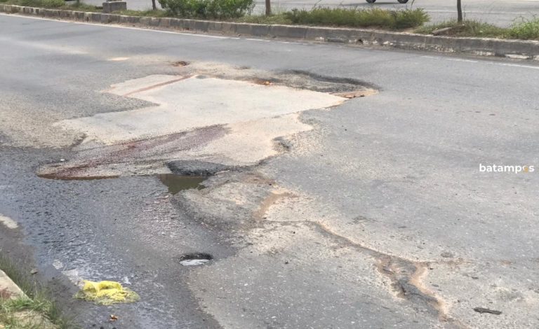 Warga Keluhkan Lubang di Jalan Depan SPBU Seipanas