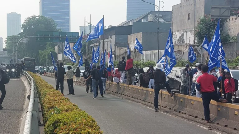 Demo di DPR RI Ricuh: Pelajar SMA Copot Bendera PAN, Gas Air Mata Dilepaskan