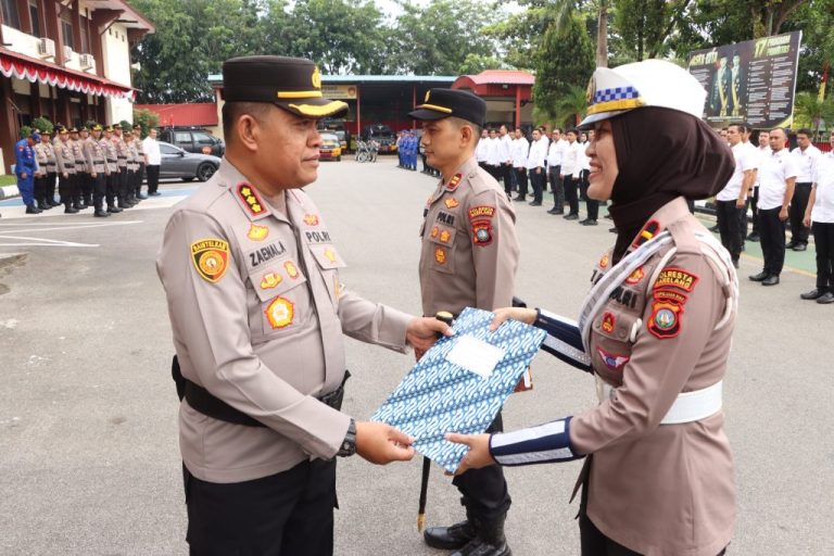 Kapolresta Barelang Beri Penghargaan kepada Personel Berprestasi