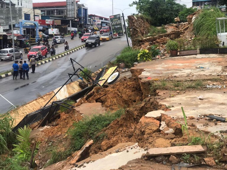 Hujan Deras Guyur Batam, 60 Titik Banjir dan Longsor di Bengkong